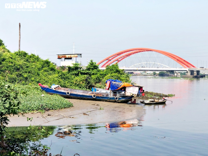 Cặp vợ chồng nghèo lênh đênh trên sông Sài Gòn, nhặt ve chai nuôi con teo não - 3