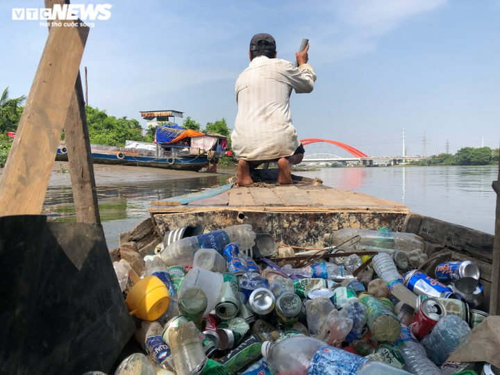 Cặp vợ chồng nghèo lênh đênh trên sông Sài Gòn, nhặt ve chai nuôi con teo não - 4