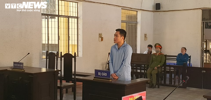 Kẻ đóng giả Grab đâm mẹ người tình trọng thương lĩnh án 16 năm tù - 1