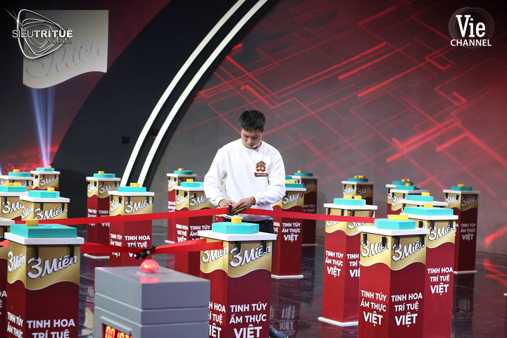 'Con nhà người ta' Anh Quốc rinh trọn giải Trí tuệ Việt 3 Miền - 2