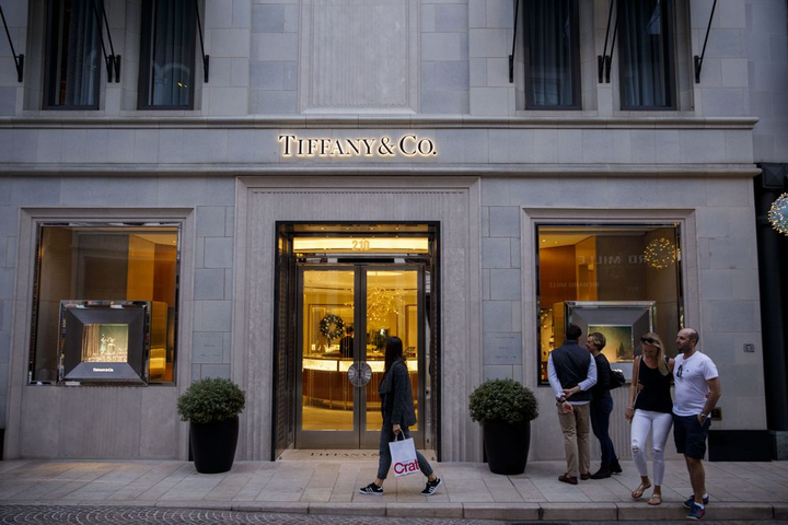 Kịch tính thương vụ sáp nhập lớn nhất ngành thời trang xa xỉ thế giới - 2