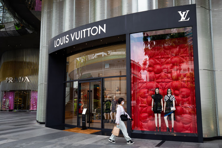 Kịch tính thương vụ sáp nhập lớn nhất ngành thời trang xa xỉ thế giới - 3