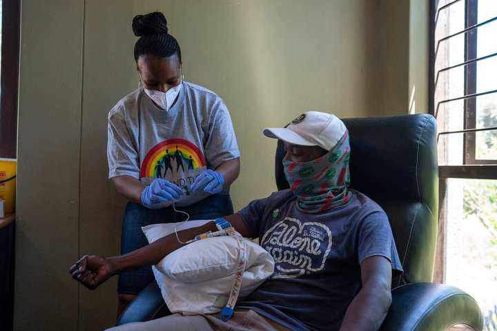 Không có tiền, dân Nam Phi thử nghiệm vaccine COVID-19 để được tiêm phòng - 1