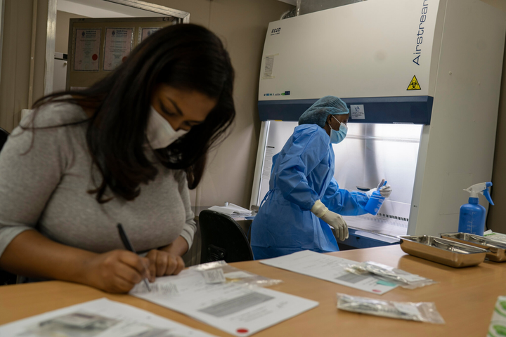 Không có tiền, dân Nam Phi thử nghiệm vaccine COVID-19 để được tiêm phòng - 2