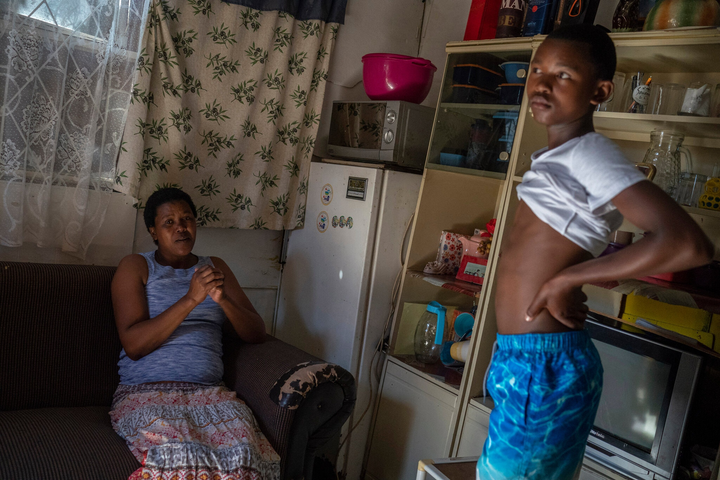 Không có tiền, dân Nam Phi thử nghiệm vaccine COVID-19 để được tiêm phòng - 4