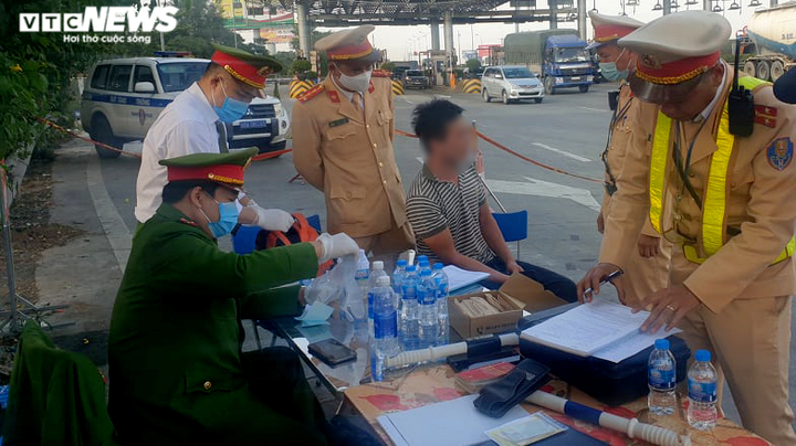 Bị phát hiện dương tính với ma túy, tài xế khóc than nói do bạn bè 'hãm hại' - 1