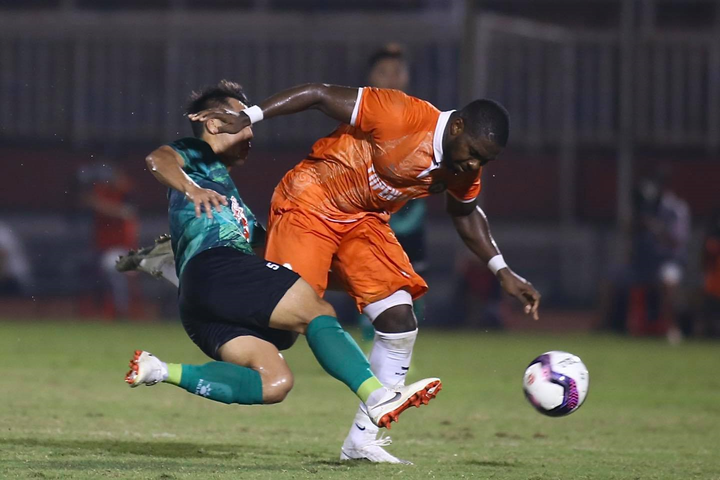 CLB TP.HCM thua trắng đội mới lên hạng trong trận ra mắt HLV Polking - 8