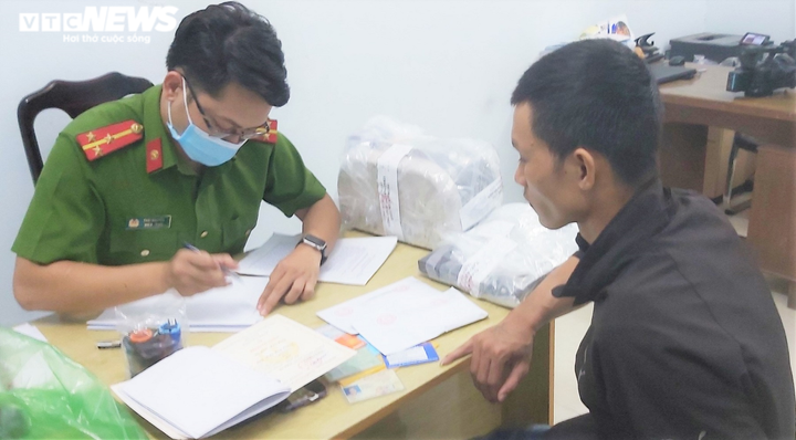 Kẻ chuyên làm giả giấy phép lái xe bị Cảnh sát 911 Đà Nẵng bắt giữ - 1