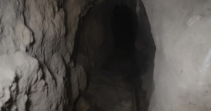 Đào hầm sang nhà hàng xóm để tiện vụng trộm, bị chồng nhân tình bắt quả tang - 1