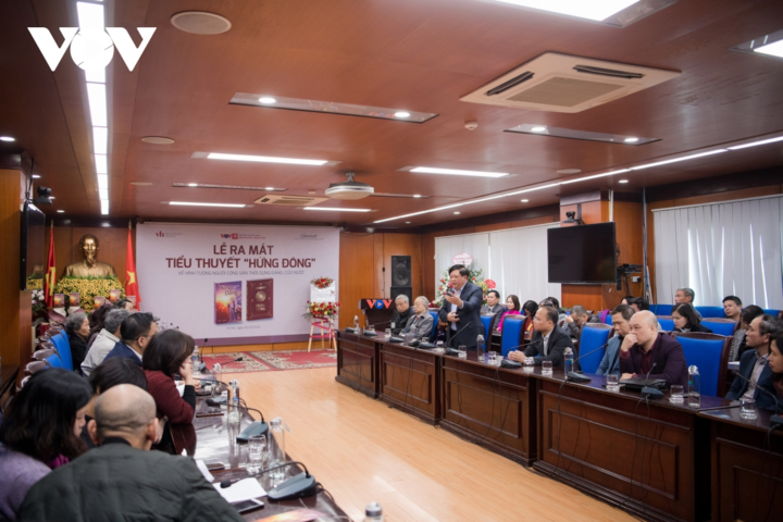 PGS.TS Nguyễn Thế Kỷ ra mắt tiểu thuyết 'Hừng đông' - 2