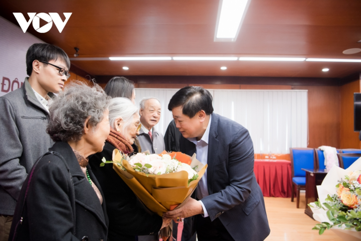 PGS.TS Nguyễn Thế Kỷ ra mắt tiểu thuyết 'Hừng đông' - 8
