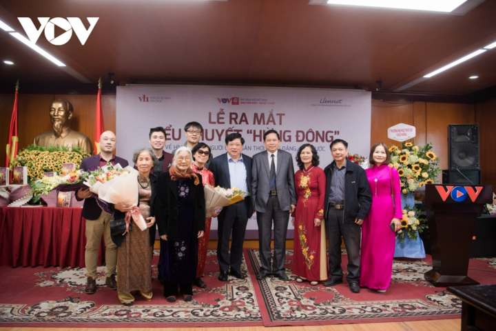 PGS.TS Nguyễn Thế Kỷ ra mắt tiểu thuyết 'Hừng đông' - 9