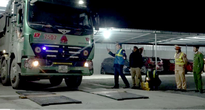 CSGT phải ghi lại hình ảnh xe quá tải khi xử lý - 1