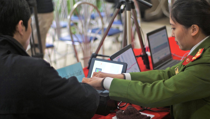 Ảnh: Những người đầu tiên làm căn cước công dân gắn chip ở Hà Nội - 6