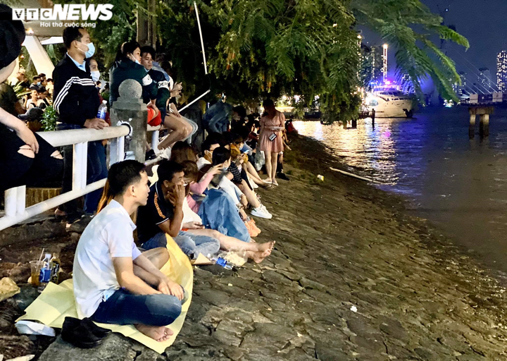 Pháo hoa rực sáng bầu trời, cả nước đón chào năm mới 2021 - 46