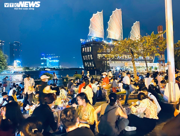 Pháo hoa rực sáng bầu trời, cả nước đón chào năm mới 2021 - 45