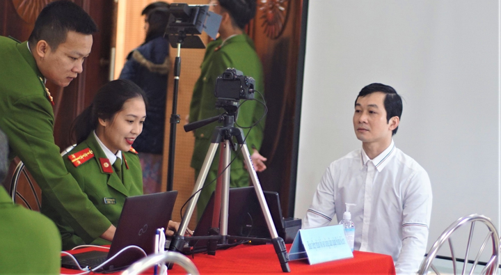 Ảnh: Những người đầu tiên làm căn cước công dân gắn chip ở Hà Nội - 4