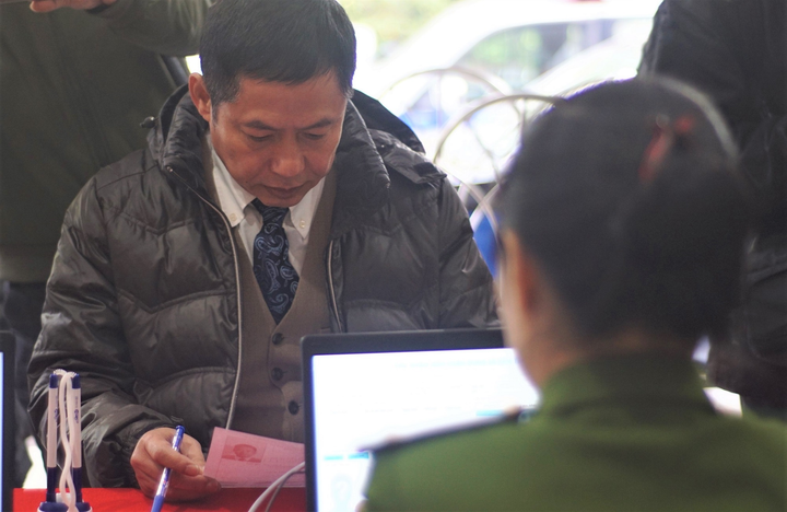 Ảnh: Những người đầu tiên làm căn cước công dân gắn chip ở Hà Nội - 8