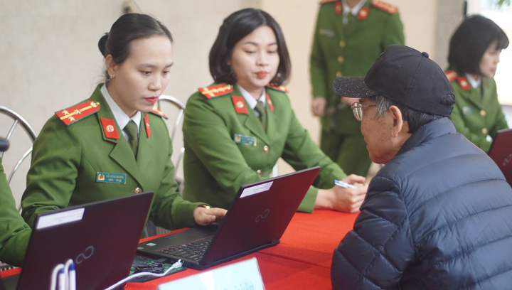 Ảnh: Những người đầu tiên làm căn cước công dân gắn chip ở Hà Nội - 7