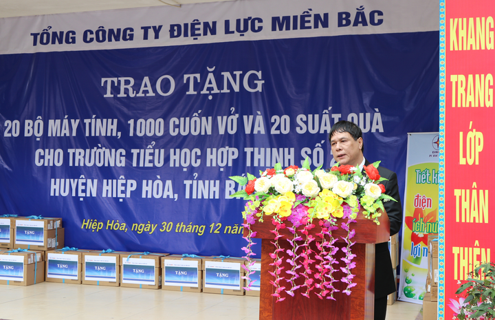 EVNNPC tặng quà tại Trường Tiểu học Hợp Thịnh số 2 nhân Tháng tri ân khách hàng - 1