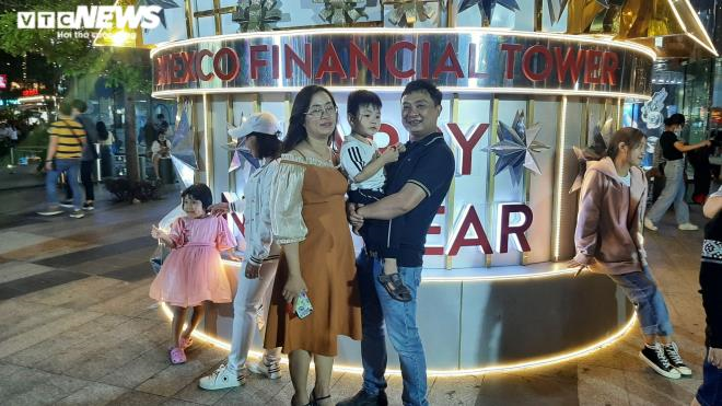 Pháo hoa rực sáng bầu trời, cả nước đón chào năm mới 2021 - 40