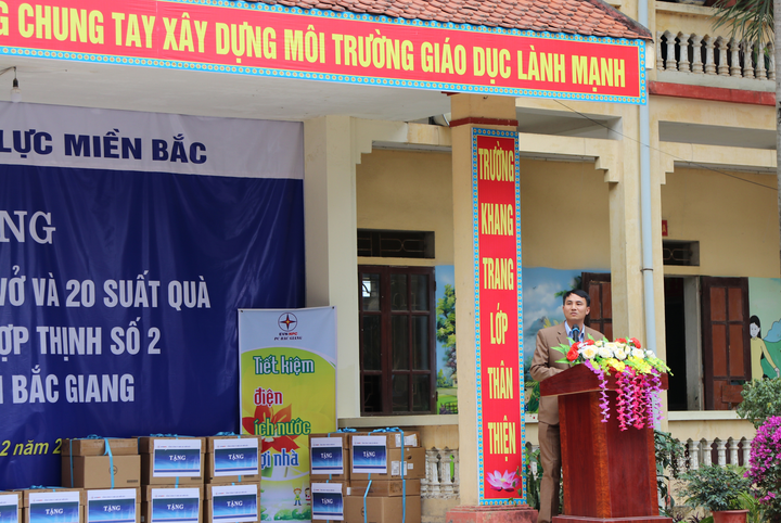 EVNNPC tặng quà tại Trường Tiểu học Hợp Thịnh số 2 nhân Tháng tri ân khách hàng - 2