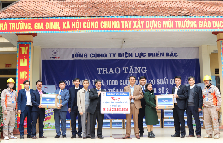 EVNNPC tặng quà tại Trường Tiểu học Hợp Thịnh số 2 nhân Tháng tri ân khách hàng - 3