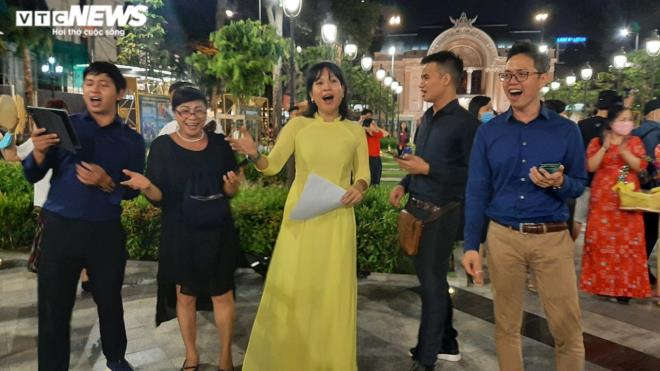 Pháo hoa rực sáng bầu trời, cả nước đón chào năm mới 2021 - 43