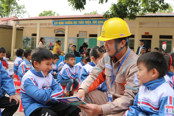 EVNNPC tặng quà tại Trường Tiểu học Hợp Thịnh số 2 nhân Tháng tri ân khách hàng - 5