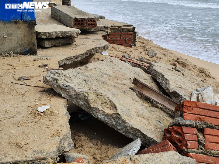 Bãi biển bị sóng nuốt chửng, Đà Nẵng cảnh báo nguy hiểm - 2