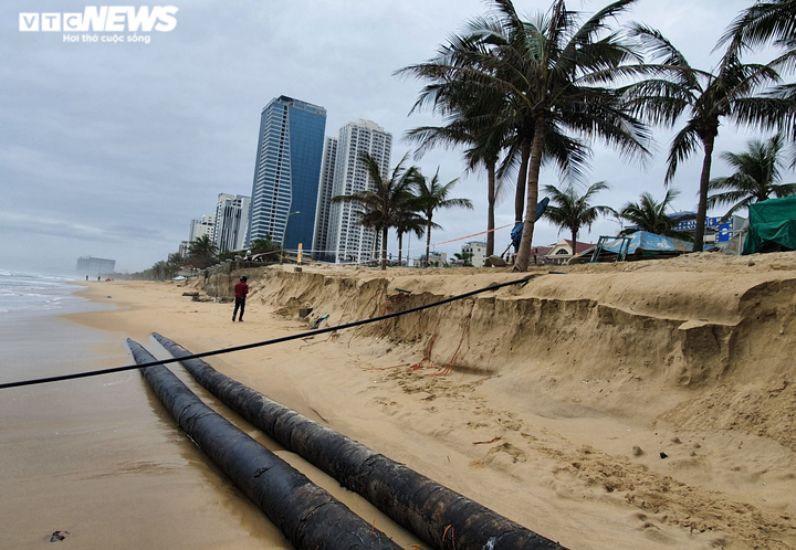 Bãi biển bị sóng nuốt chửng, Đà Nẵng cảnh báo nguy hiểm - 9