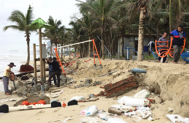 Bãi biển bị sóng nuốt chửng, Đà Nẵng cảnh báo nguy hiểm - 3