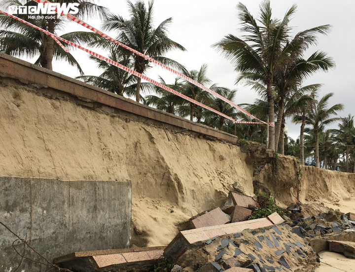 Bãi biển bị sóng nuốt chửng, Đà Nẵng cảnh báo nguy hiểm - 1