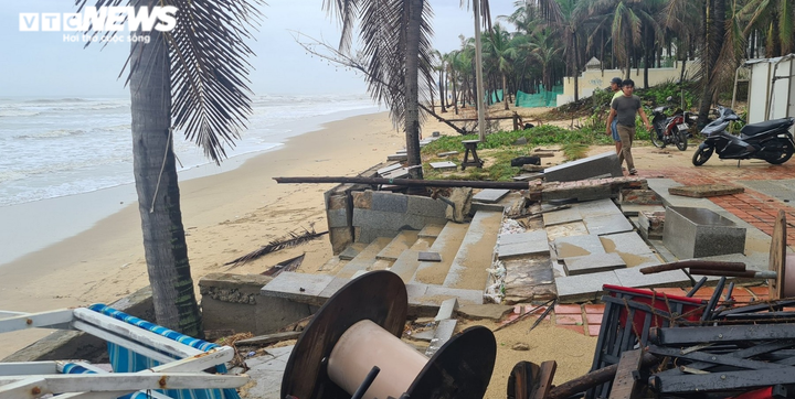 Bãi biển bị sóng nuốt chửng, Đà Nẵng cảnh báo nguy hiểm - 8