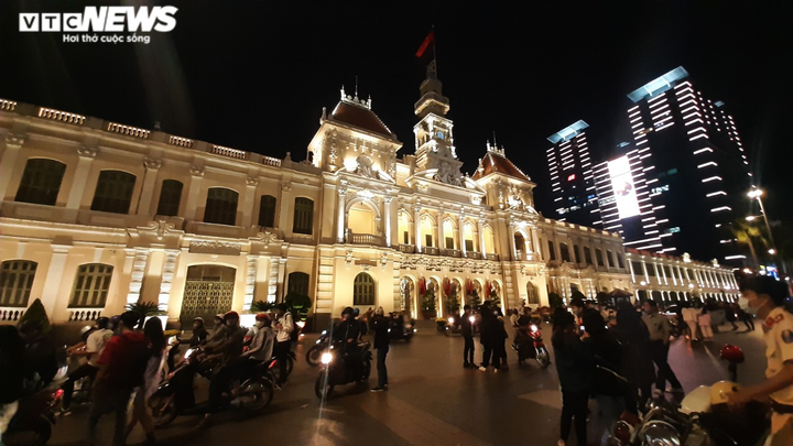 Pháo hoa rực sáng bầu trời, cả nước đón chào năm mới 2021 - 44