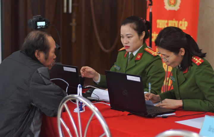 Ảnh: Những người đầu tiên làm căn cước công dân gắn chip ở Hà Nội - 9