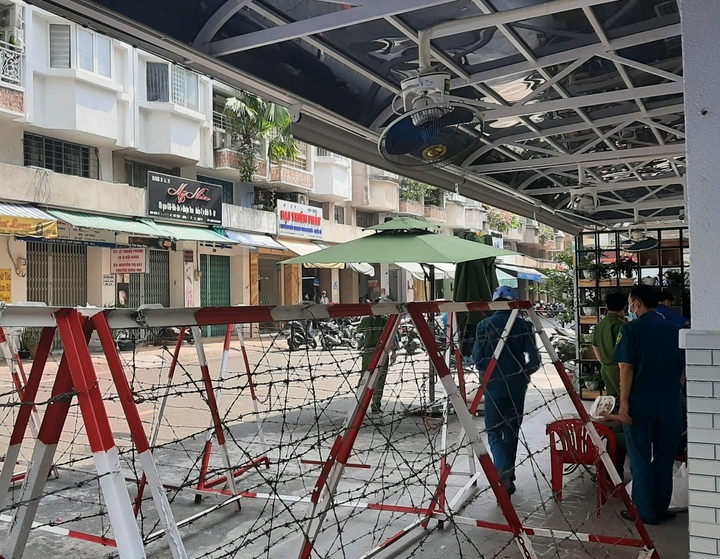 TP.HCM tìm người phụ nữ nhập cảnh trái phép với nhóm bệnh nhân mắc COVID-19 - 1