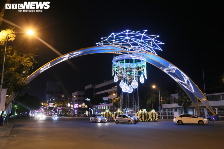 Pháo hoa rực sáng bầu trời, cả nước đón chào năm mới 2021 - 47