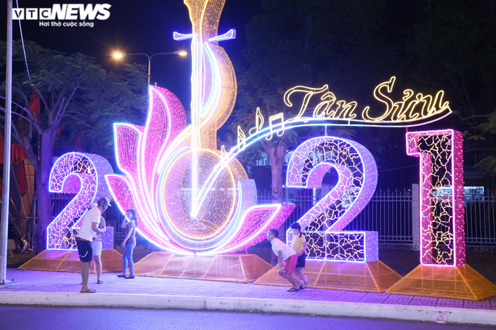 Pháo hoa rực sáng bầu trời, cả nước đón chào năm mới 2021 - 48