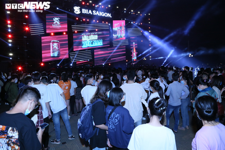 Pháo hoa rực sáng bầu trời, cả nước đón chào năm mới 2021 - 49