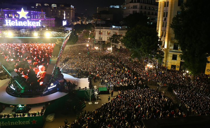 Pháo hoa rực sáng bầu trời, cả nước đón chào năm mới 2021 - 32