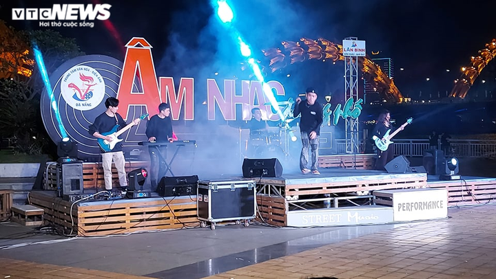 Pháo hoa rực sáng bầu trời, cả nước đón chào năm mới 2021 - 34