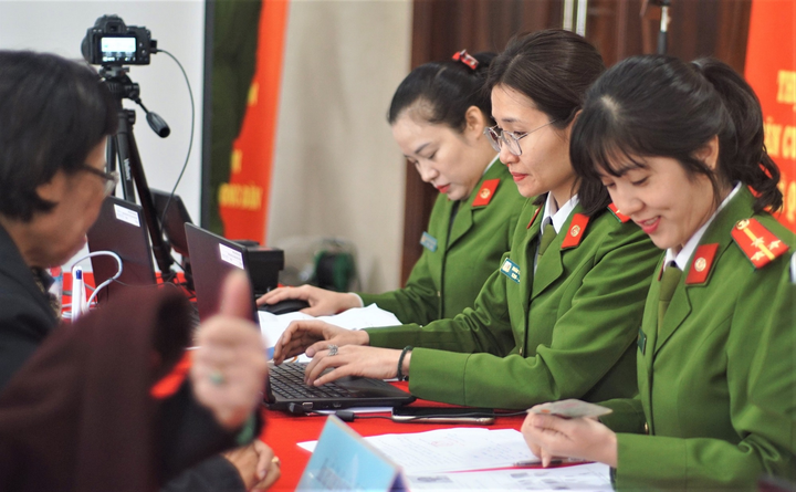 Ảnh: Những người đầu tiên làm căn cước công dân gắn chip ở Hà Nội - 5