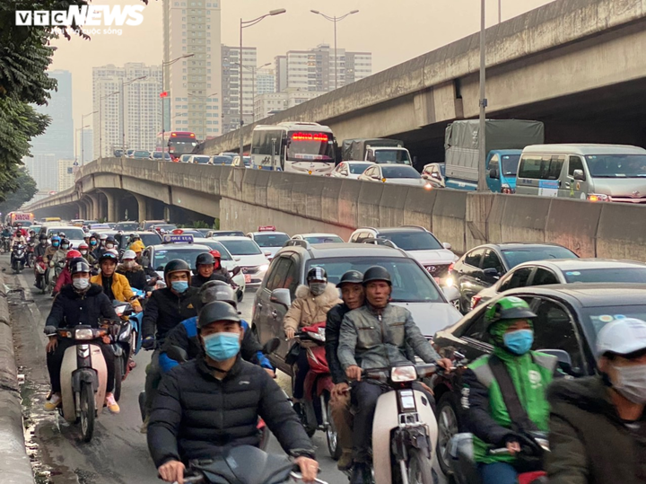 Đường Hà Nội kẹt cứng ngày cuối năm, dòng xe chậm chạp nhích ra khỏi thành phố - 8