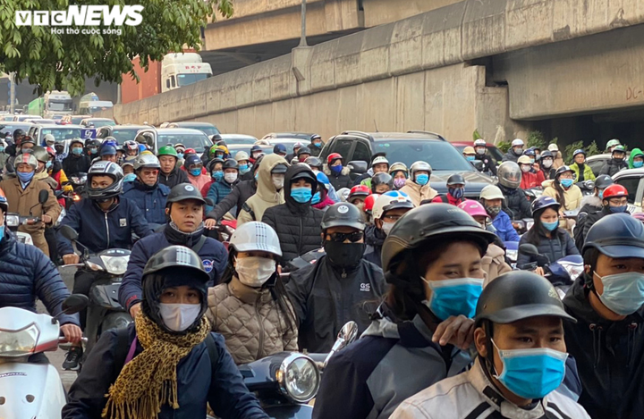 Đường Hà Nội kẹt cứng ngày cuối năm, dòng xe chậm chạp nhích ra khỏi thành phố - 12