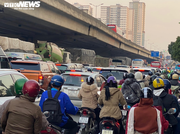 Đường Hà Nội kẹt cứng ngày cuối năm, dòng xe chậm chạp nhích ra khỏi thành phố - 11