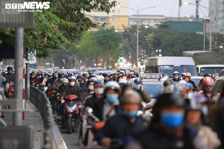 Đường Hà Nội kẹt cứng ngày cuối năm, dòng xe chậm chạp nhích ra khỏi thành phố - 9