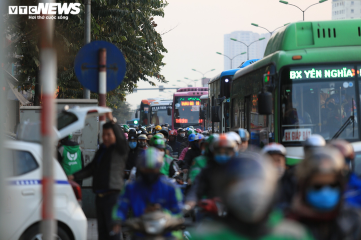 Đường Hà Nội kẹt cứng ngày cuối năm, dòng xe chậm chạp nhích ra khỏi thành phố - 10