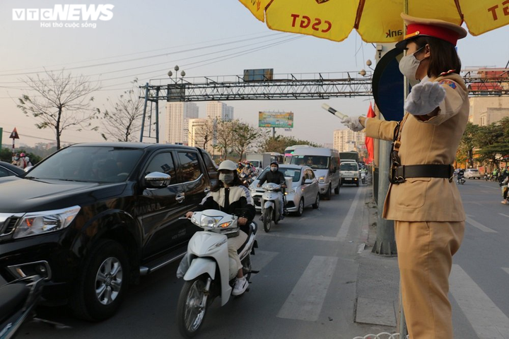 Đường Hà Nội kẹt cứng ngày cuối năm, dòng xe chậm chạp nhích ra khỏi thành phố - 3
