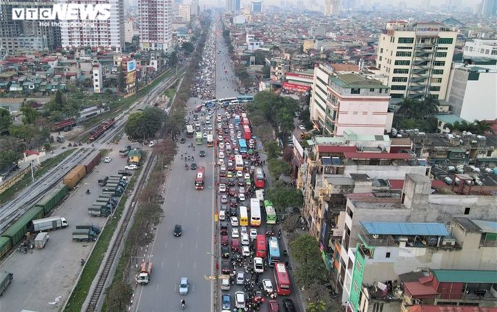 Đường Hà Nội kẹt cứng ngày cuối năm, dòng xe chậm chạp nhích ra khỏi thành phố - 4